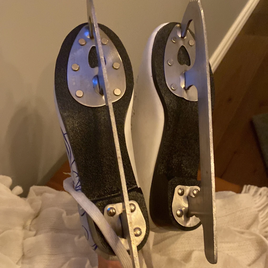 Vita konståkningsskridskor med blått mönster - 90