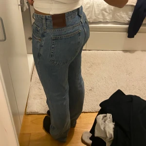 Blå jeans med låg midja - Säljer ett par snygga blå jeans med låg midja och straight passform. De är i jätte bra skick!!Storlek 25 i midjan och längd 32💗 pris diskuteras!