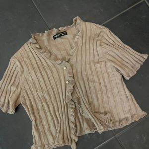 Beige ribbad kofta/bolero från Shein - Säljer en söt beige blus från Shein i ribbat material. Perfekt för vår och sommar med sin lätta och luftiga design. Aldrig använts 