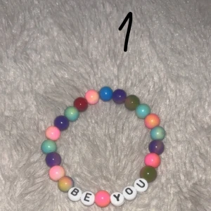 Färgglada armband med budskap - Säljer fem  unika armband med inspirerande budskap. Armband 1 och 2 har färgglada pärlor och texten 'BE YOU'. Armband 3 och 4 har svarta pärlor med texten 'FUCK CANCER' i olika färger. Perfekta för att uttrycka din personlighet och sprida positivitet! 5 står för bris nummer. Kom privat för pris! Hälften av pengarna går till välgörenhet och cancer fonden 
