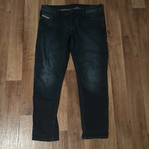 Diesel Jeans 36/32 - Diesel Industry Jeans i storlek 36/32 Tapered passform, Knappt använda. Bättre att någon annan tar vara på dessa fina Diesel Jeans