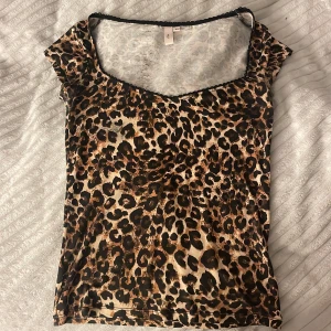 Leopardmönstrad topp från Nelly - Säljer en leopardmönstrad topp från Nelly i storlek XS💓