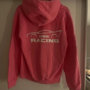 D-Block Europe hoodie - Rosa DBE Racing hoodie köpt på D-Block Europes konsert i Stockholm. Nyskick använd 2 gånger. Den är unisex.