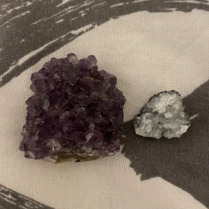 Ametist och kvarts kristaller - Två vackra kristaller till salu: en lila ametist och en klar kvarts. Ametisten har en djup lila färg med naturliga formationer, medan kvartsen är klar och gnistrande. Perfekta som dekorativa stenar eller för kristallsamlingar.