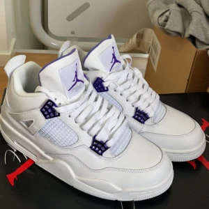 Jordan 4 Retro Metallic Purple - Jordan 4’s (Metallic Purple) I ett nuvarande värde av 17000kr! Säljer dessa skor för ett märkbart mindre pris eftersom boxen saknas. Har använt ett par enstaka gånger men är fortfarande i topp skick, inga skador eller fläckar . Lägre pris går absolut att diskutera om🤝