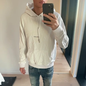 Saint Laurent Hoodie  - Vit saint Laurent Hoodie, storlek S men passar M jag är 187 och väger 65kg.