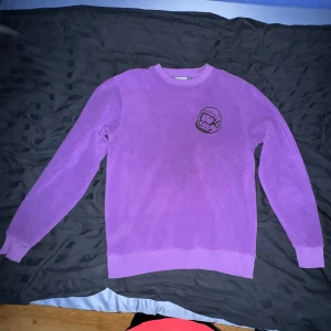 Lila tröja från Billionaire Boys Club - Säljer då jag aldrig har använt den, köpt för 900kr storlek M 