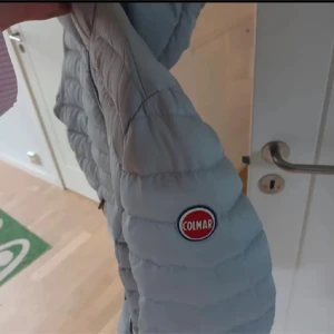 Ljusgrå dunjacka från Colmar - LÅNADE BILDER. Säljer den här jättefina jackan jag köpt på Plick men som tyvärr inte kommer till användning. Inga defekter. 