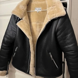 Jacka NAKD - Snygg jacka från NA-KD, sparsamt använd! Storlek 38🌷 