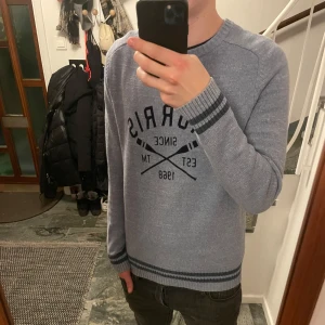 Stickad Morris tröja - Tja! Säljer denna skitsnygga stickade tröjan från Morris. Den är storlek M och jag på bilden är 183 och väger 70 kg. Har du några funderingar är det bara höra av dig!