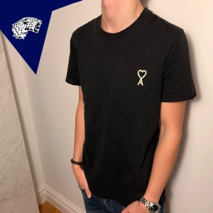 AMI T-SHIRT - Fet AMI T-Shirt | Skick: 8,5/10 | Strl: M | Modellen är 182cm lång | Hör av dig om du undrar någonting!