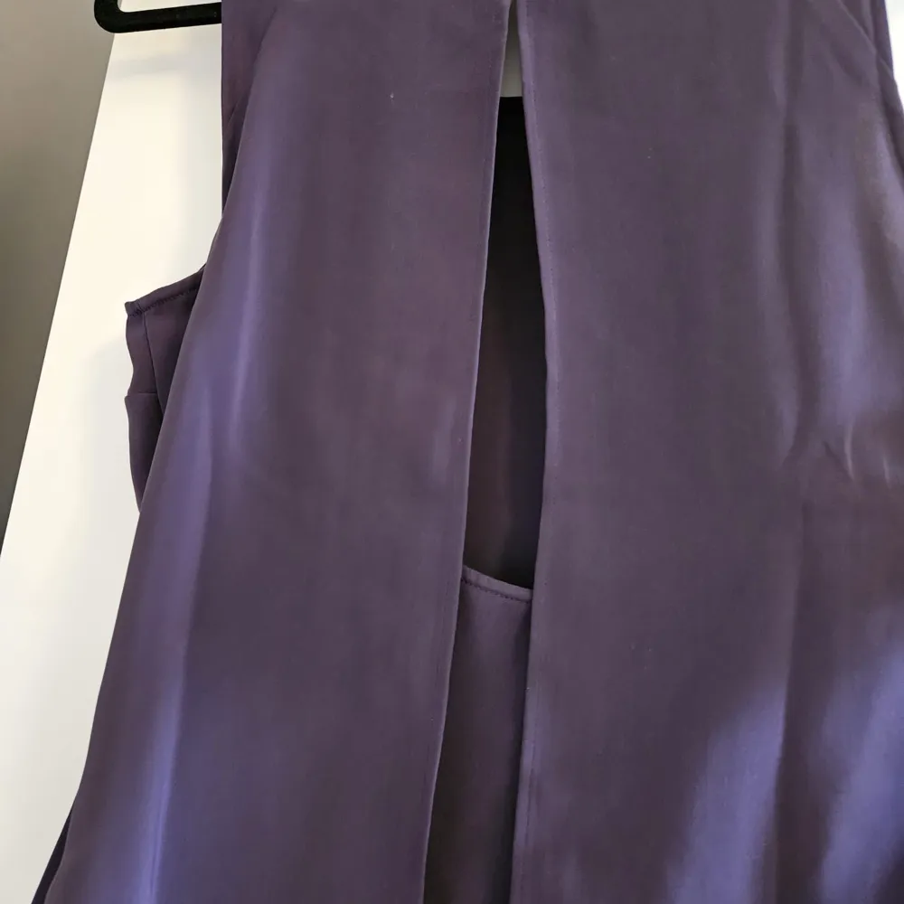 Snygg lila ärmlös topp från Vero Moda i storlek S. Perfekt för sommardagar eller som ett lager under en kavaj. Toppen har en enkel och stilren design med rund halsringning.. Yläosat.