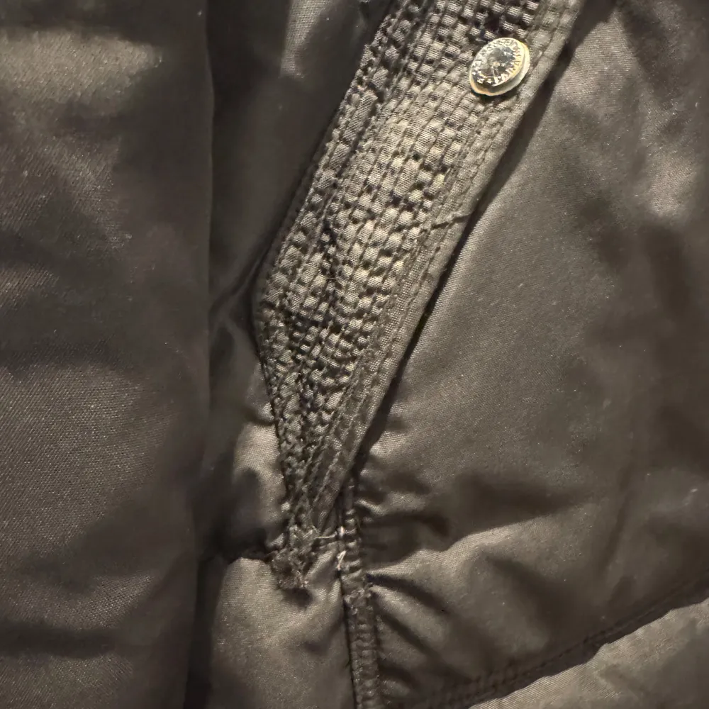 Säljer en snygg svart dunjacka från Parajumpers i mycket bra skick. Jackan har en fluffig pälsdetalj på huvan och praktiska fickor med dragkedja. Perfekt för kalla vinterdagar! Tryck gärna på köp nu 💞. Takit.