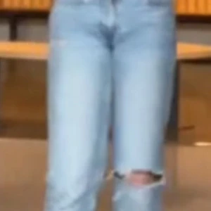 Ljusa slitna jeans - Säljer ett par superfina ljusa low waist jeans från Gina tricot med slitningar på knäna. De ser högre ut i midjan än vad de är men de är lägre på. De har en avslappnad och trendig look, perfekt för vardagsbruk. Jeansen är i bra skick och har en straight passform som funkar till det mesta. Perfekta för en casual stil!