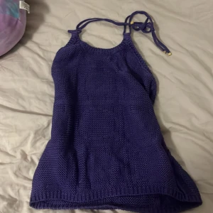 Styckat top s/m - Använder knappt, ryggen är öppen till mitten ungefär. Toppen har jätte fina detaljer i guldfärg, storlek M men passar bra om man är S, köpt utomlands 