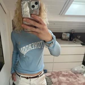 Ljusblå långärmad tröja från Ralph Lauren - Snygg ljusblå långärmad tröja från Ralph Lauren. Tröjan er köpt på storeroom i Australia.                        #polo#ralphlauren#storeroom