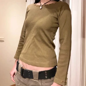 Cool tröja - Säljer denna fina tröjan, är mer beige än olivgrön i verkligheten🌺 ärmarna är 3/4 längd
