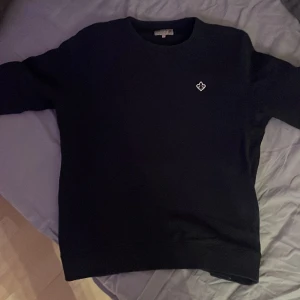  Tröja från Morris - Säljer en stilren  tröja från Morris med en liten broderad logotyp på bröstet. Tröjan har rund hals och långa ärmar, perfekt för en avslappnad look. Står att i att det är size L men passar som S 