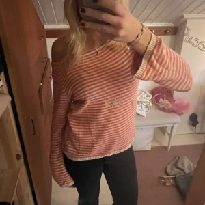Randig offshoulder tröja i orange och vit - Säljer en superfin randig tröja i orange och vit med offshoulder-design. Perfekt för en avslappnad look! Den är mjuk och bekväm, perfekt för både vår och sommar. Passar bra till jeans eller kjol. Hör av dig om du är intresserad! 🌟är i strl m men passar s då det är det jag oftast bär