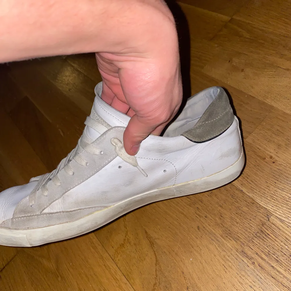 Säljer ett par vita sneakers från Philippe Model. De är 6/10 i skick och därmed priset lite lägre. De är i storlek 46. Vid snabb affär kan priset sänkas!!. Skor.