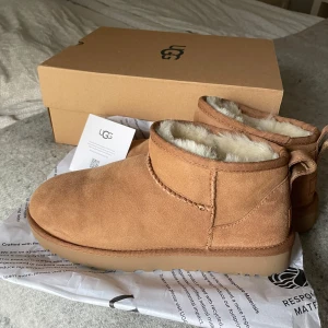 Nyskick - UGG classic ultra mini Chestnut - Nyköpte men använt max 5 gånger, insåg att de är en aning för stora på mig, därav säljer nu. Ser inte använda ut, som nya. Nypris 1999kr säljer för 1300kr