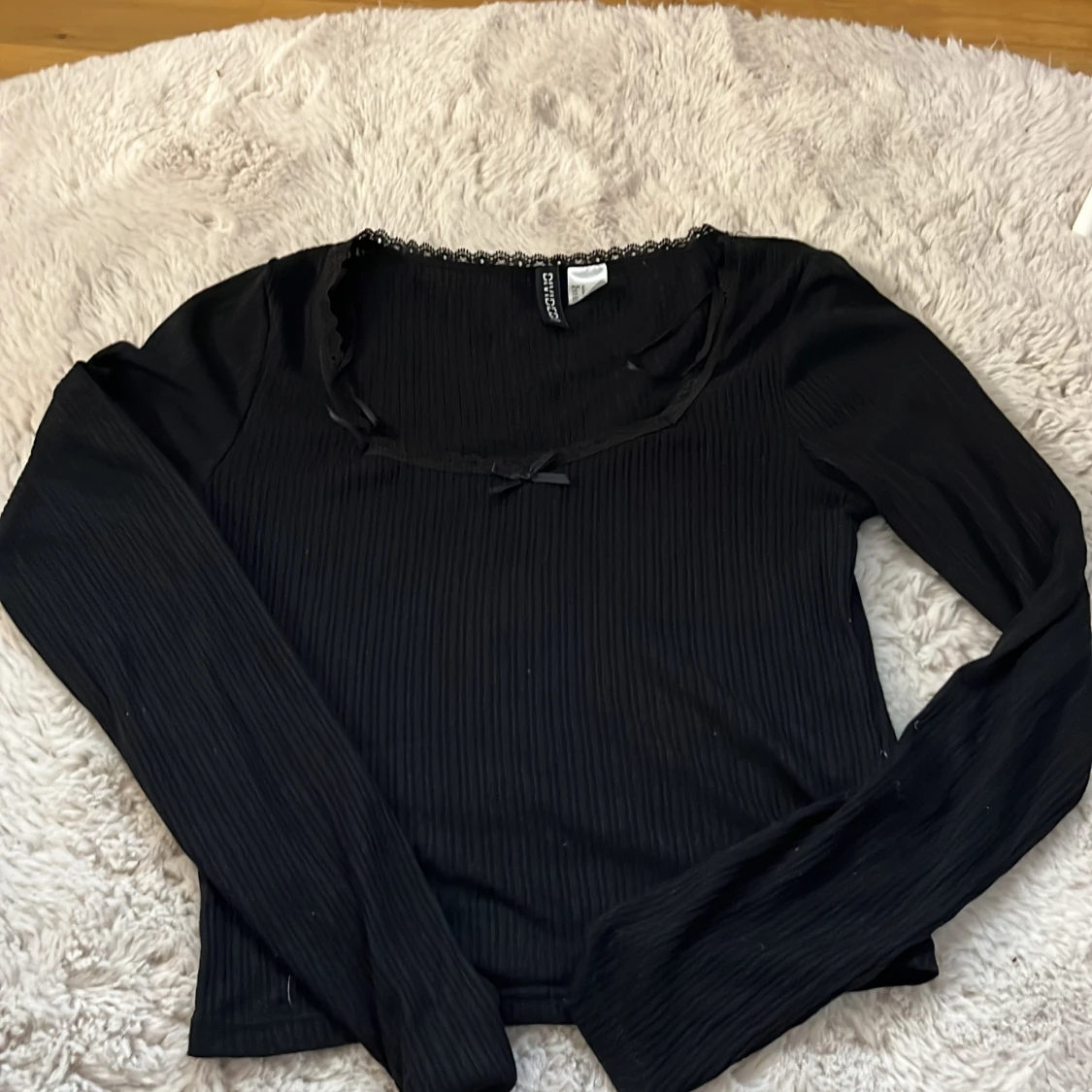 Svart ribbad topp från Divided