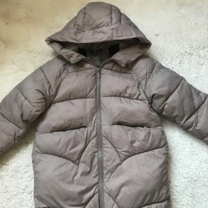 Pufferjacka - Säljer en supermysig beige pufferjacka från Zara i storlek 11-12 år (152 cm). Enda defekt syns i bild 3.