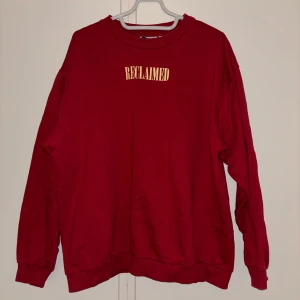 Röd sweatshirt  - En snygg röd sweatshirt från Reclaimed Vintage i storlek S, lite oversize. Den är använd men fortfarande i bra skick, säljer för att den inte kommer till användning längre❤️