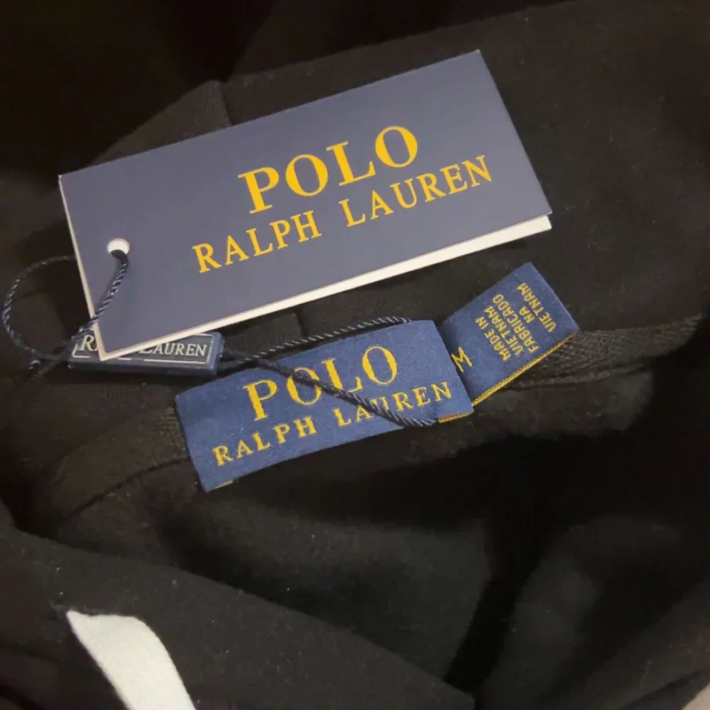 Säljer en svart hoodie från Ralph Lauren. Den är helt ny och har en klassisk passform med långa ärmar och en bekväm huva. Perfekt för höst och vinter! 🐻. Tröjor & Koftor.