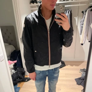 Moncler Jacka - Marinblå vindjacka från moncler Storlek (3) passar L/M jag är 187 och väger 65kg.