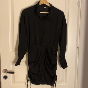 Svart skjortklänning - Fin klänning använd en gång från nelly! Storlek 36