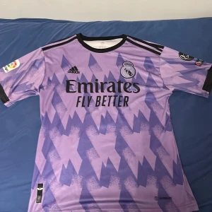 Real Madrid T-Shirt - Köptes ungefär 1,5 år sedan,använd några gånger men är ändå i ett okej bra skick,fint skönt matrial och är väldigt uttöjbart,Storleken stämmer inte på grund av att jag tvättat många gånger så den har krympt,Skulle säga att det är ungefär M/L