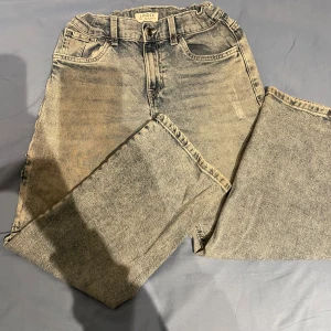 Baggy Jeans   - Säljer nu mina jeans från Lindex storlek 146cm, dem är använda några gånger men inga skador, kom pm om ni har funderingar eller är intresserade. Priset är inte bestämt!