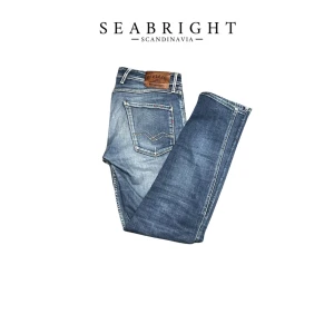 Blå jeans från Replay - Snygga blå jeans från Replay i bra skick. Jeansen har en cool tvättad look! Passformen är slim och de är i mycket bra skick. Om ni undrar över något så är det bara att fråga! Pssst kan lösa fler bilder!👌😊