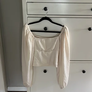 Vit blus  - Säljer denna skitsnygga blusen ifrån Bikbok i storlek S. Jättesnygg krämvit färg och passar verkligen till allt🥰🥰