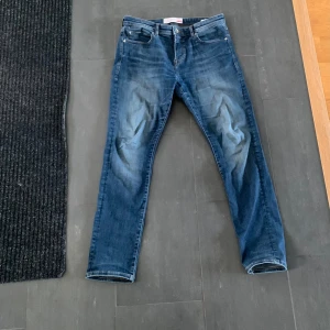 Esprit jeans - Tjena! Säljer dessa jeans för att de inte passar mig. De är begagnade sedan innan och har icke synliga defekter