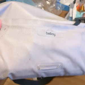 Bellroy lite Sling 7 L white - Used lightly a bit dirty cause it's white but no rips or tears.  