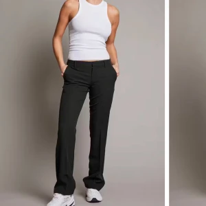 Bikbok kostymbyxor - Säljer mina oanvända lågmidjade kostymbyxor från Bikbok i modellen Vera då dom tyvärr kom i fel storlek🥰🥰 Inga defekter eller något!! Dom kostar 499 egentligen men säljer för mycket billigare för behöver pengar 😐