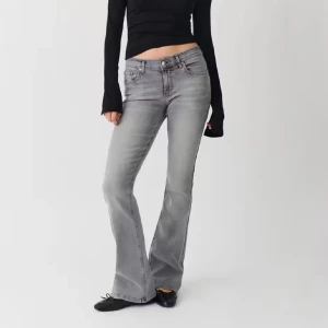 Low waist jeans - Jeans från GinaTricot i modellen ”low waist bootcut”. Knapp använda alltså i jättebra skick!!!! Storlek 32!! Nypris: 500kr🥰🥰