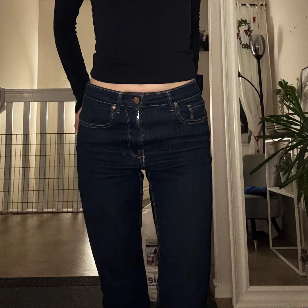 Säljer ett par snygga mörkblå low till midwaist jeans. De är så bekväma o fina. Perfekta för både vardag och fest! Super trendigt med denna tvätt på jeans just nu!. Jeans & Byxor.