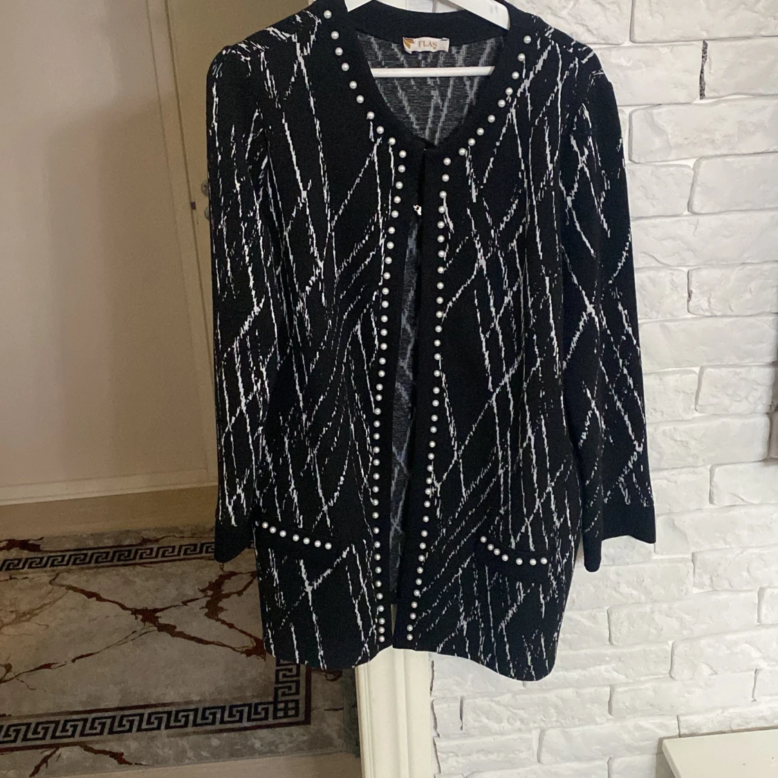 Svart och vit mönstrad kappa