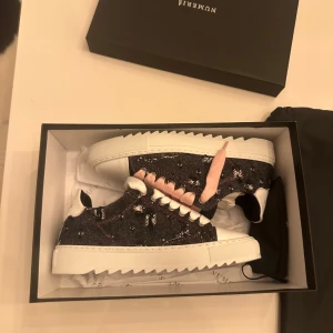 Numeris Pink denim - Helt nya, storlek 41. Vill sälja eftersom de passar inte min storlek och leveransen är för dyr. Ny pris 2399kr