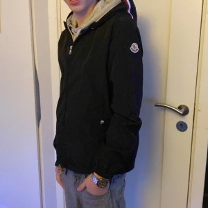 Svart vindjacka från Moncler - Säljer en svart vindjacka från Moncler i mycket bra skick. Storlek 2 passar 180cm lång.  Nfc och qr kod funkar perfekt.