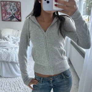 soft goat zip hoodie - såå nice och skön zip hoodie från soft goat i den ljusgrå förgen som ej säljs längre