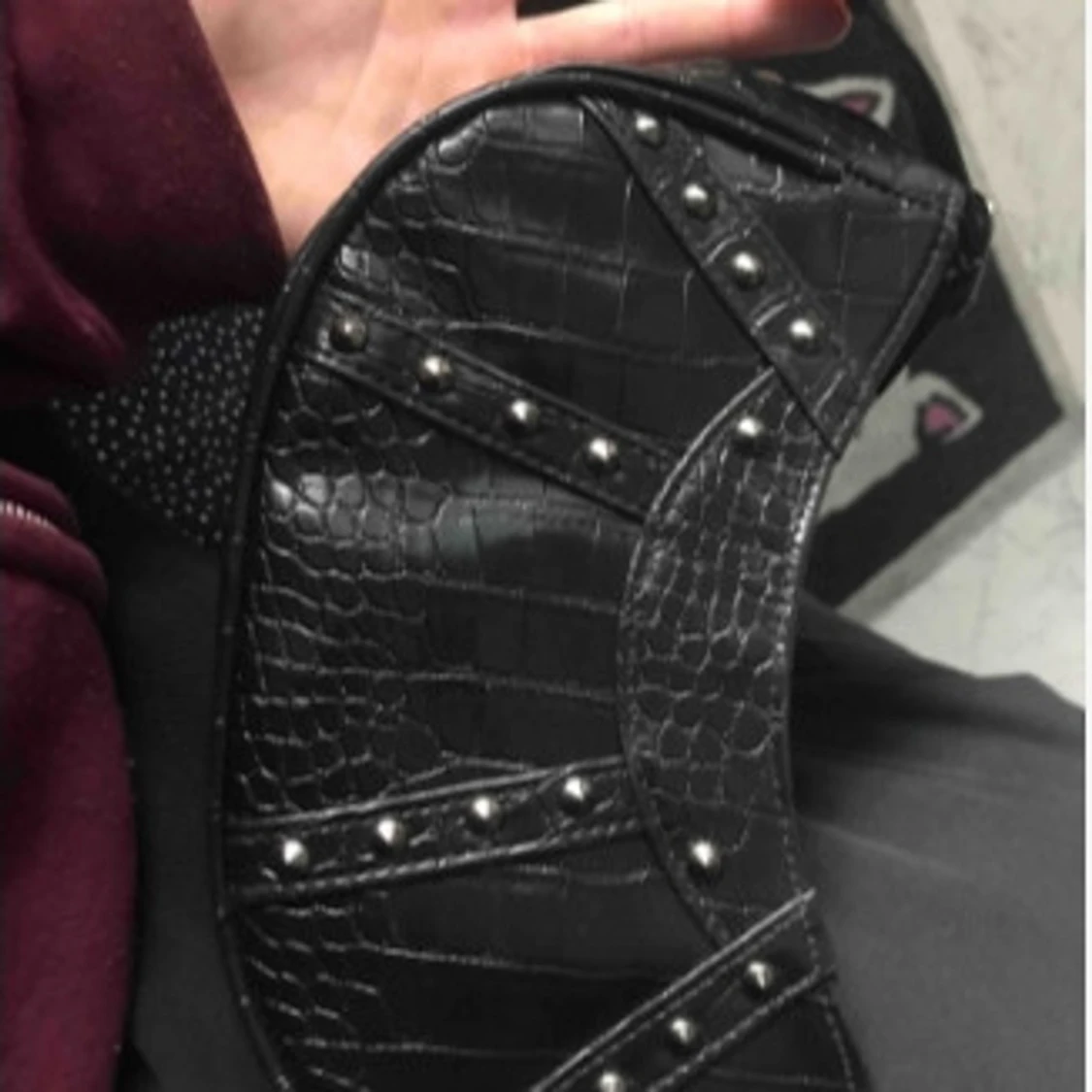 Svart axelväska med nitar - 91