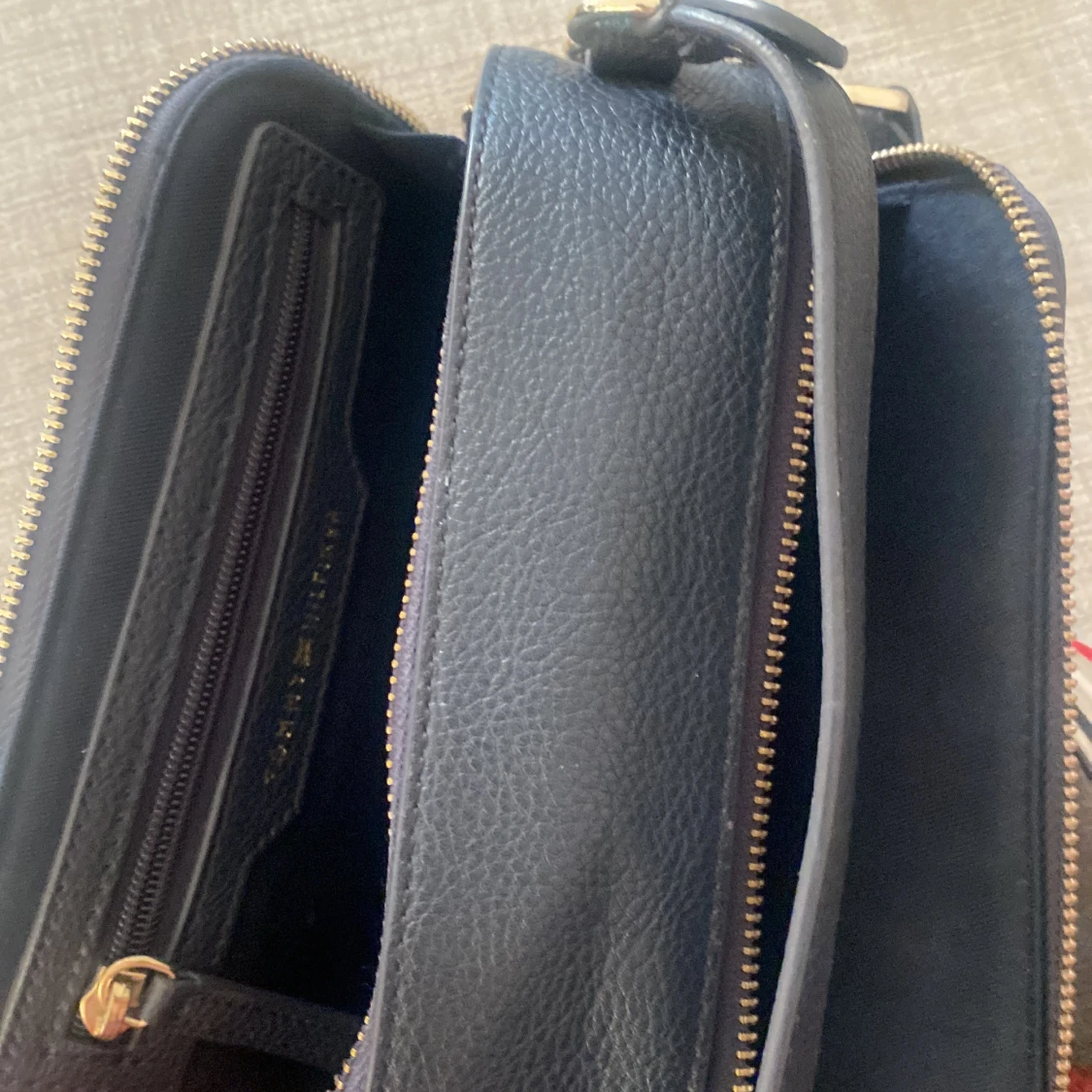 Mörk blå axelväska från Tommy Hilfiger - 93