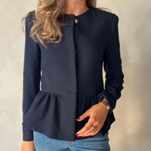 Mörkblå kavaj med volangdetalj - Snygg marinblå kavaj