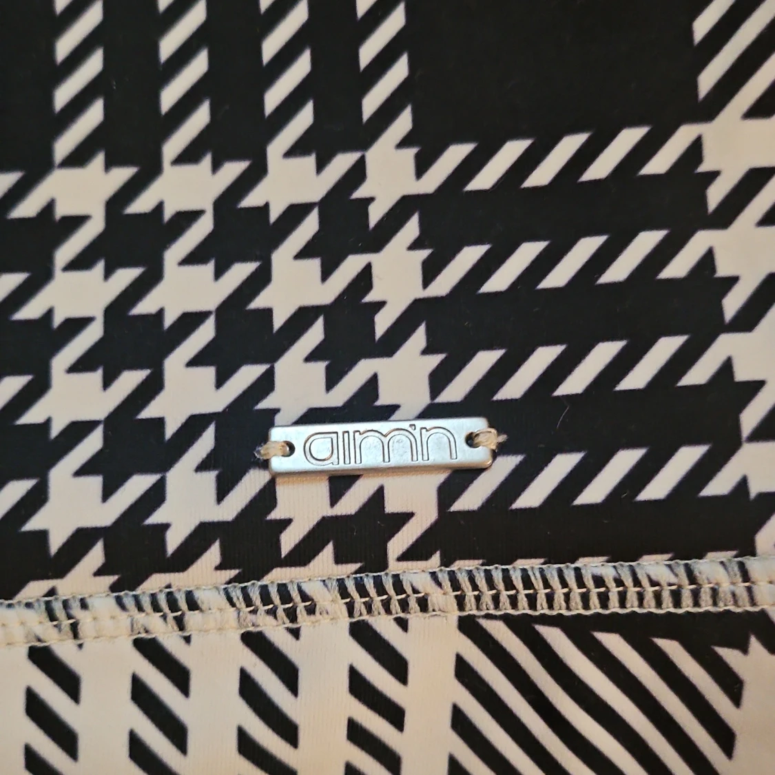 Svartbeige rutiga "cykelbyxor" från Aim'n - 2