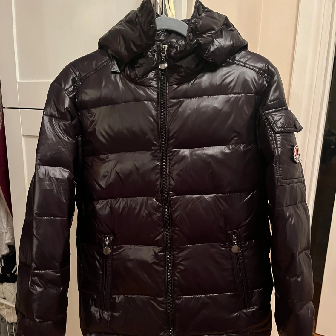 Svart dunjacka med huva