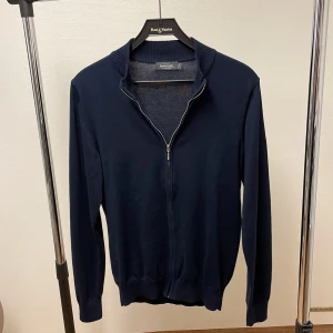 Navy dressman merinozip - Säljer nu denna sjukt snygga dressman zip tröjan i färgen navy och materialet merinoull! Storlek S men passar M. Skick 9/10. Kan gå ner i pris vid snabb affär. Hör av dig vid minsta fundering 💯